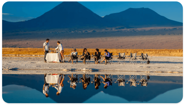 Grupo de viajeros sonriendo.