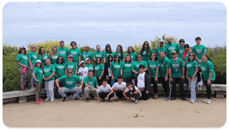 Grupo de viajeros sonriendo.